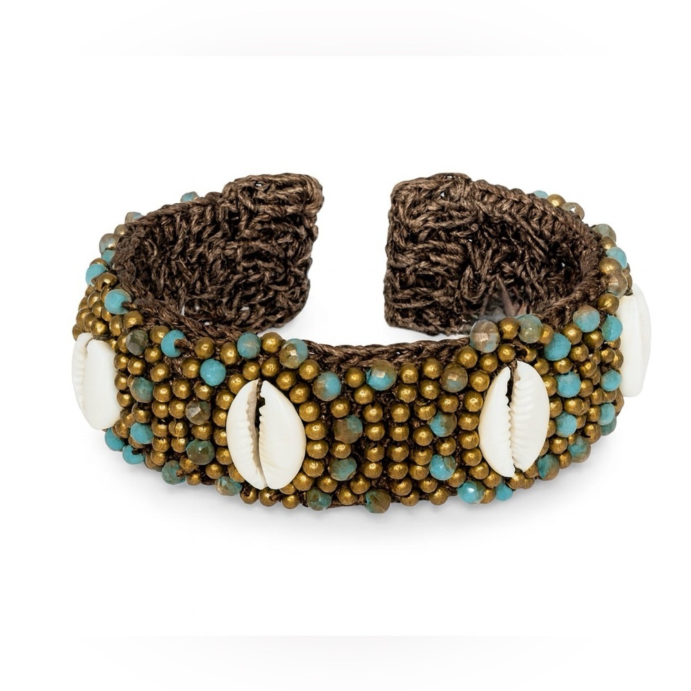 ⚜️ Handcrafted Beaded Shell Bracelet